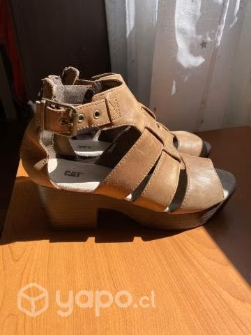 Chalas marca CAT talla 35