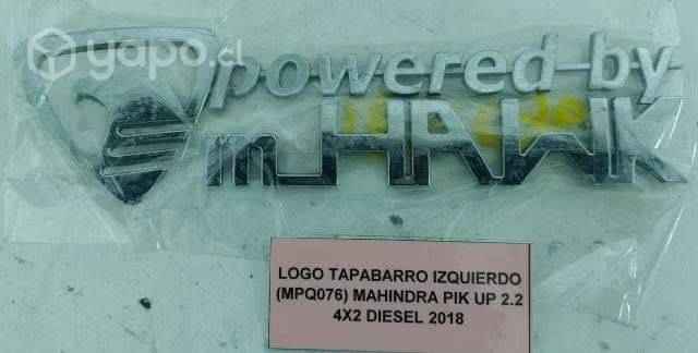 Logo Tapabarro Izq (MPQ076) Mahindra Pik Up 2018
