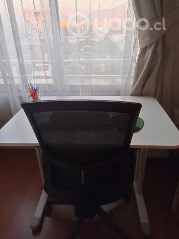 Escritorio y silla en buen estado - Imagen 3