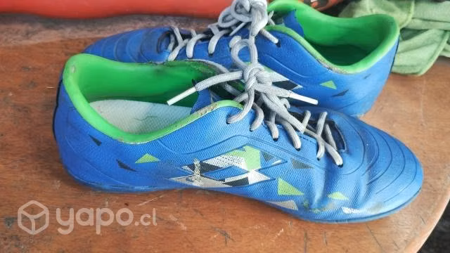 Máquina para cortar pasto y zapatillas de beaby