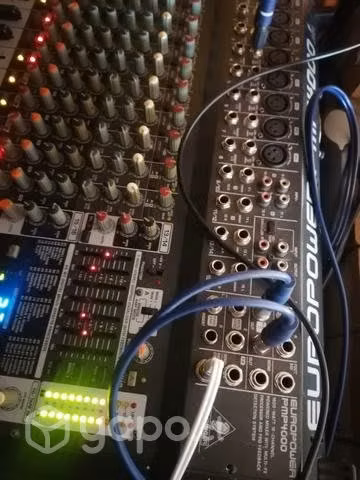 Mesa de sonido BEHRINGER funcionando con detalles