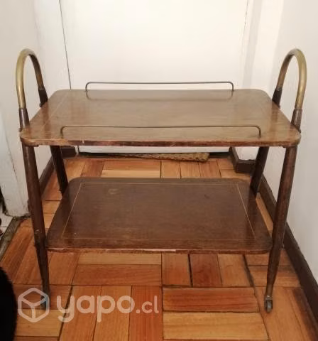 Mesa antigua con ruedas