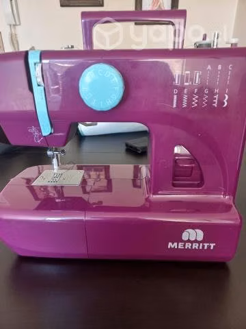 Máquina de coser con mesa plegable blanca