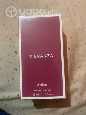 Perfume y mascara de pestañas esika