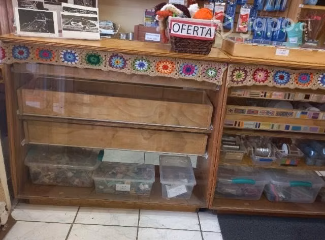 Vitrina de madera con cajones para comercio