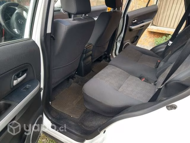 Se vende Semi Nuevo Suzuki GRAND NOMADE GLX 2.4