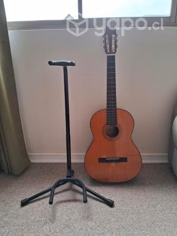 Guitarra Admira Paloma con atril