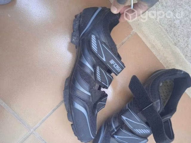 Zapatilla ciclismo con fijaciones