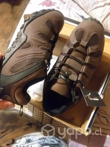 Zapatillas nuevas mas 6 par de calcetas de regalo