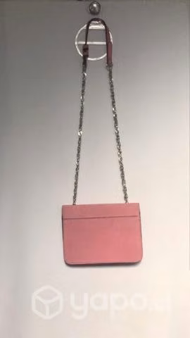 Bolso pequeño de cuero rosa y cadena