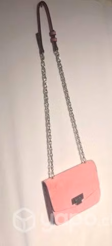 Bolso pequeño de cuero rosa y cadena