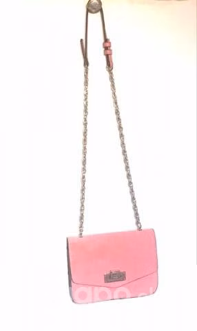 Bolso pequeño de cuero rosa y cadena