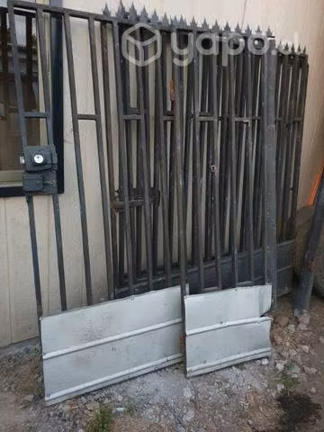 Portón metálico