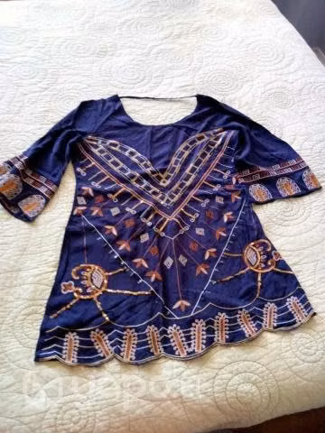 Blusa India talla m color azulada con aplicaciones