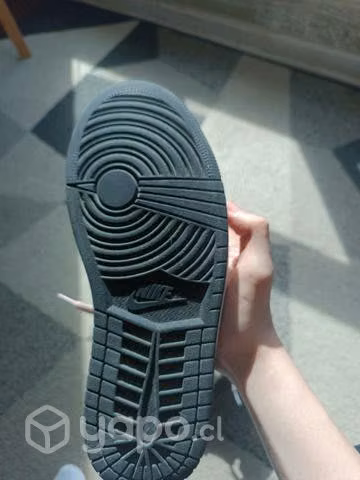 Jordan 1mid SE usada