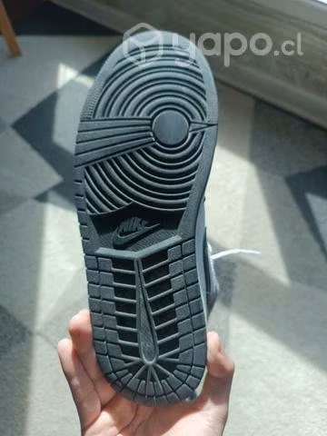 Jordan 1mid SE usada