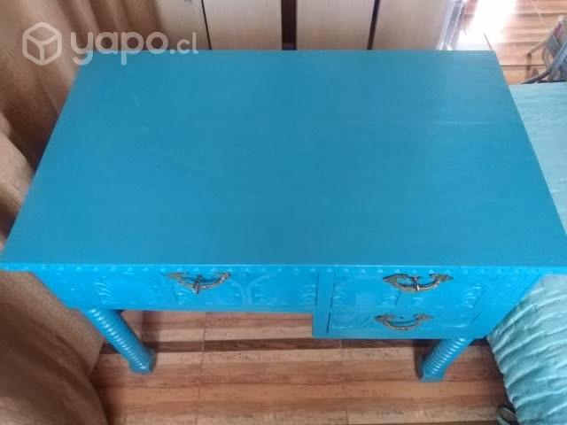 Escritorio vintage tallado a mano