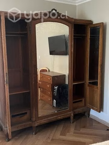 Ropero antiguo en buen estado