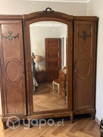 Ropero antiguo en buen estado