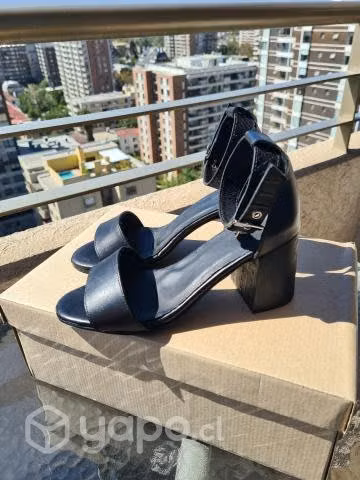 Zapatillas y chalas de CUERO- NUEVOS - Imagen 3