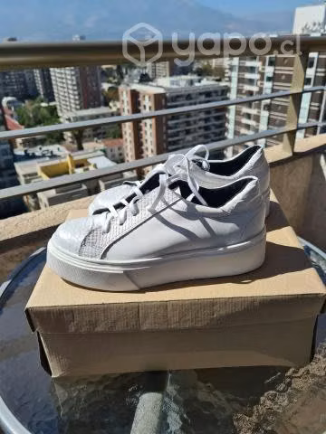 Zapatillas y chalas de CUERO- NUEVOS - Imagen 2