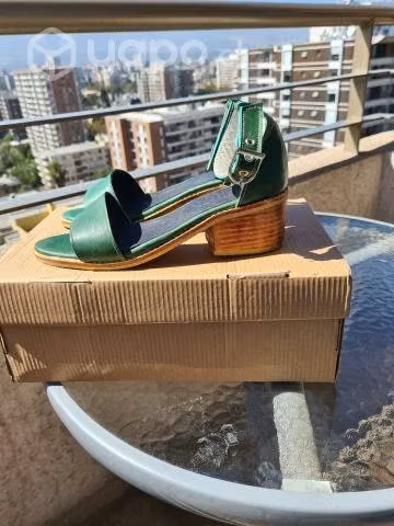 Zapatillas y chalas de CUERO- NUEVOS - Imagen 6