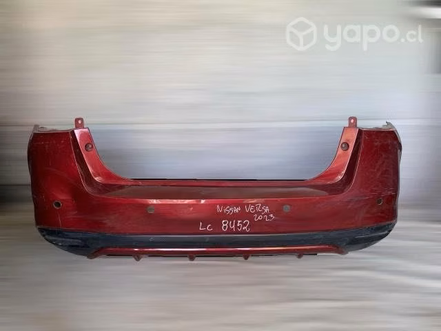 Parachoque trasero nissan versa 2020-2023