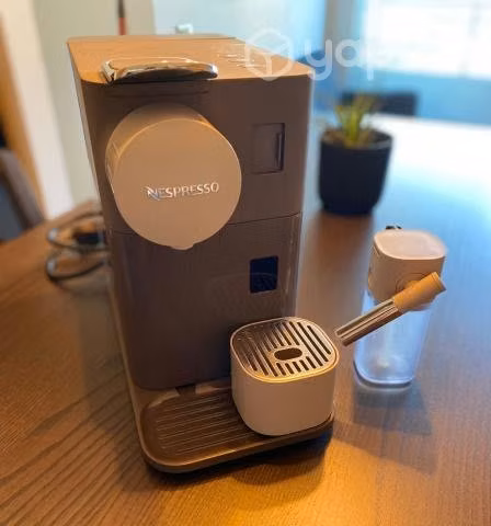 Cafetera Nespress Lattissima One