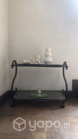 Mesa de vidrio con bordes de fierro