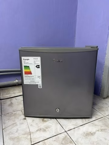 Frigobar marca Midea