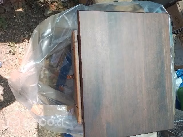 Vendo hermoso velador de madera impecable