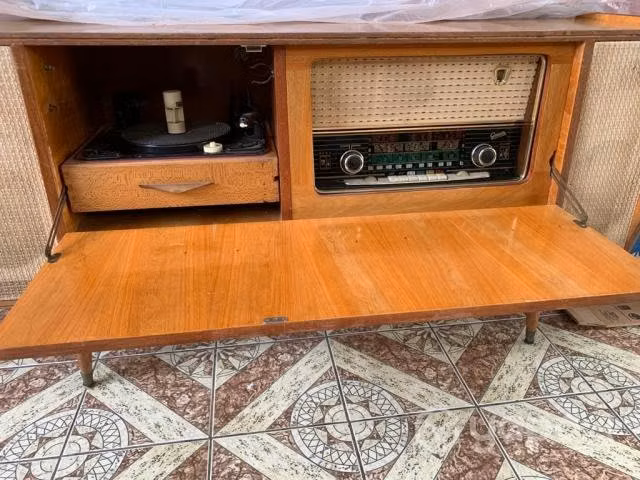 Liquido hermoso mueble con radio y 90 vinilos