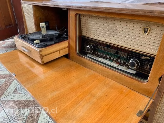 Liquido hermoso mueble con radio y 90 vinilos