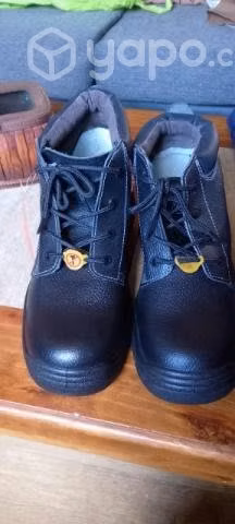 Overol y zapatos de seguridad