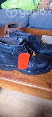 Overol y zapatos de seguridad