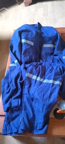 Overol y zapatos de seguridad