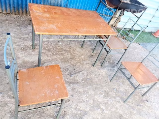 Mesa con 3 sillas usadas