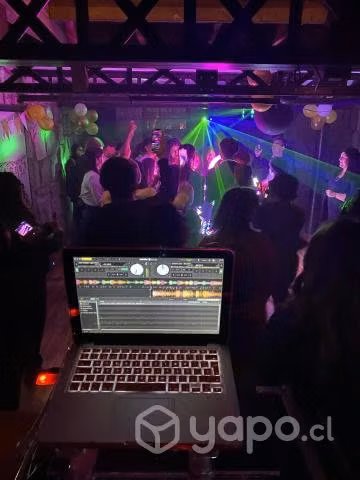 DJ con amplificación e iluminación