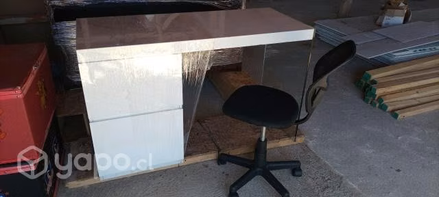 Mueble y silla de escritorio