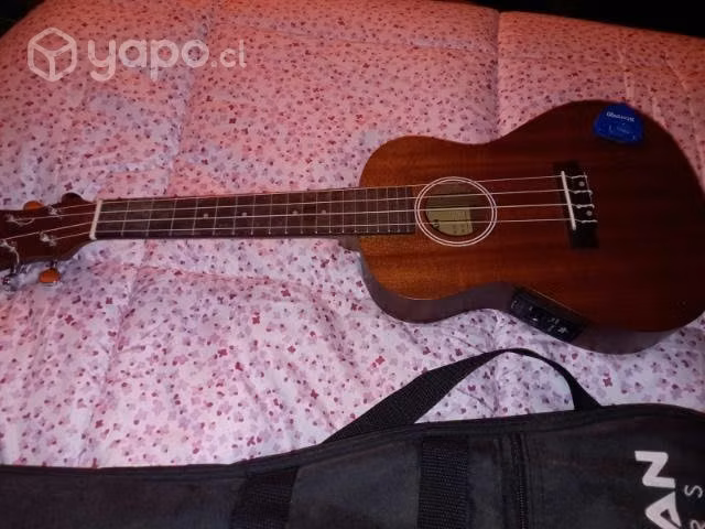 Ukelele electroacustico con cuerdas de repuesto