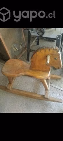 Caballito para niños y un velador