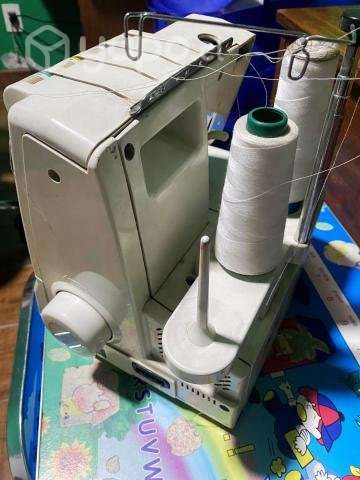 Maquina de coser Overlock - Imagen 2