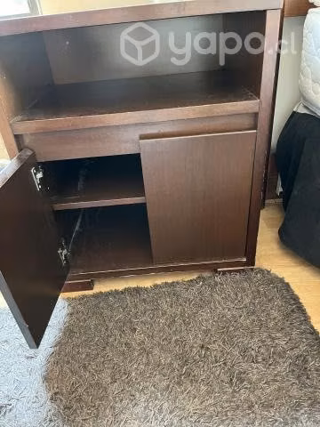 Cama con respaldo y veladores