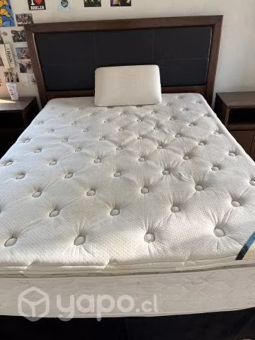 Cama con respaldo y veladores