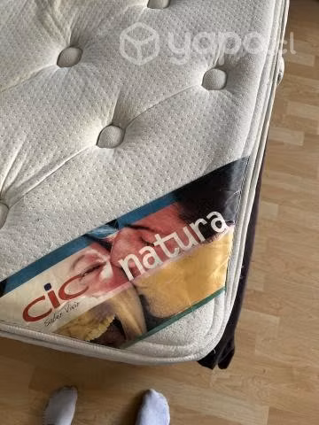 Cama con respaldo y veladores
