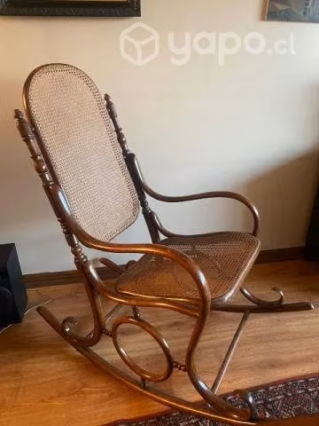 La silla mecedora antigua de madera de Haya Italia