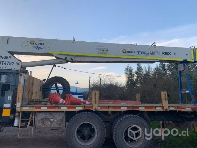 Camion mack cv 713 con grua pluma