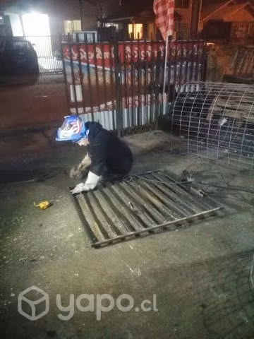 Se realizan trabajos ( soldadura. Cemento)