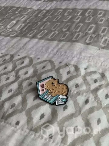 Pin metálico de capybara - Imagen 3