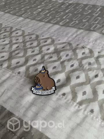 Pin metálico de capybara - Imagen 2